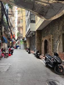 Bán nhà Mặt phố Nguyễn Trãi, DT 40m2, 3 tầng, giá 10 tỷ, ô tô đỗ cửa, kinh doanh tốt